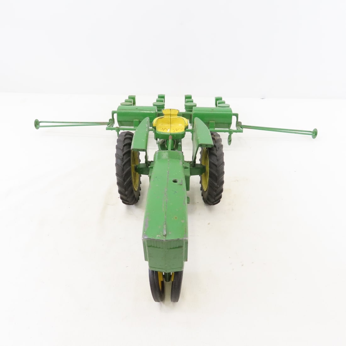 ERTL 4 Row Planter with Tractor 1/16 scale - 8