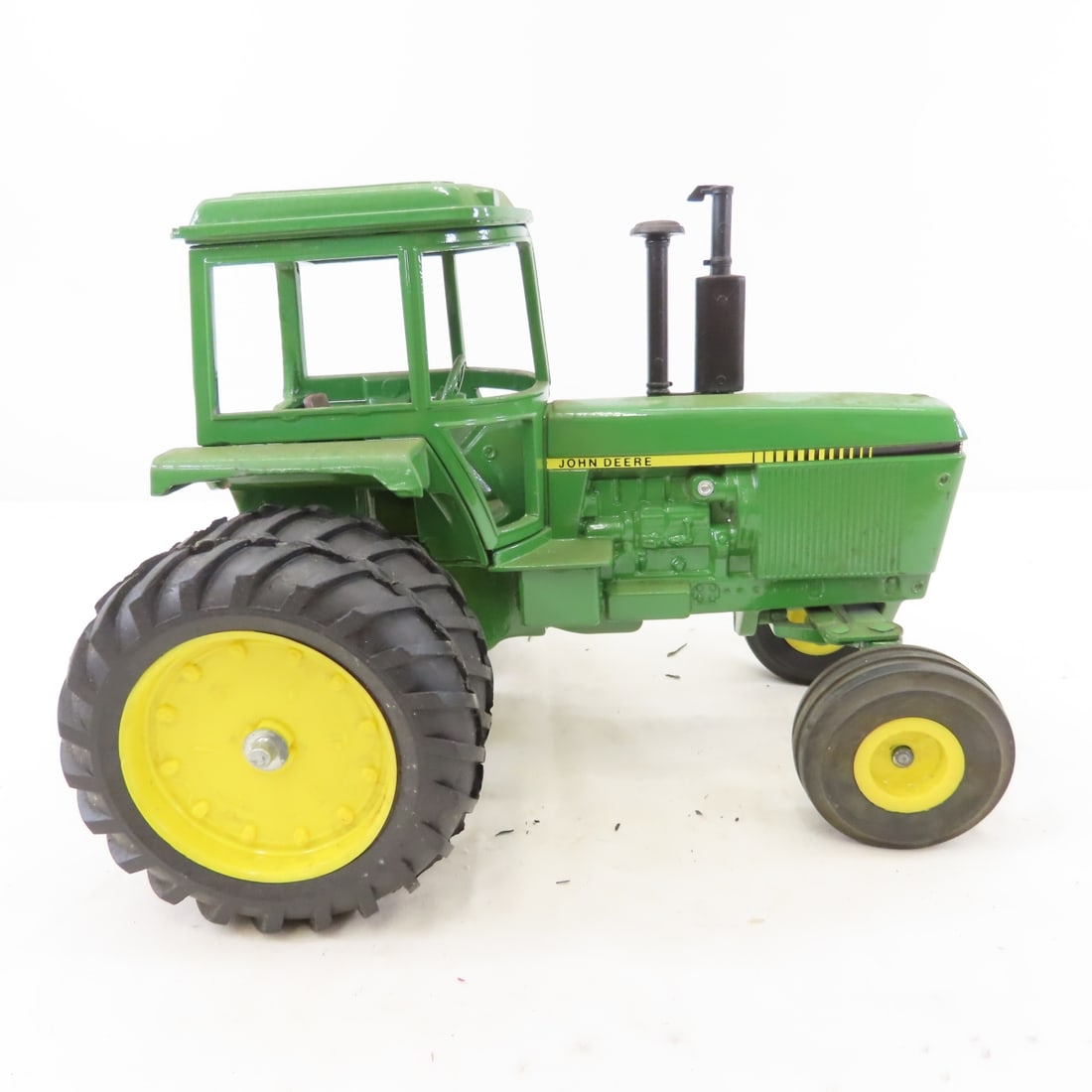 ERTL John Deere 4450 Tractor with cab & duals 1/16 - 6