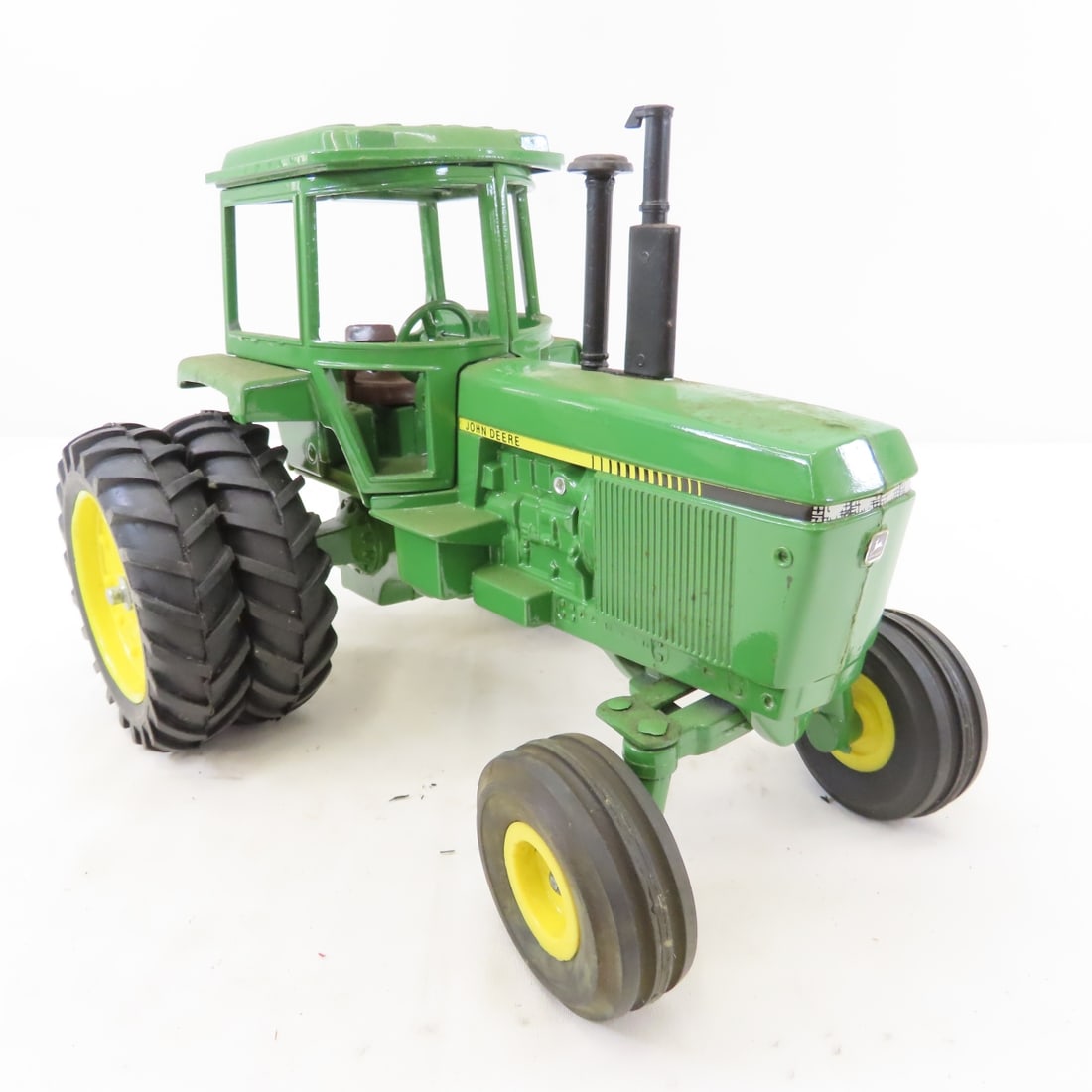 ERTL John Deere 4450 Tractor with cab & duals 1/16 - 7