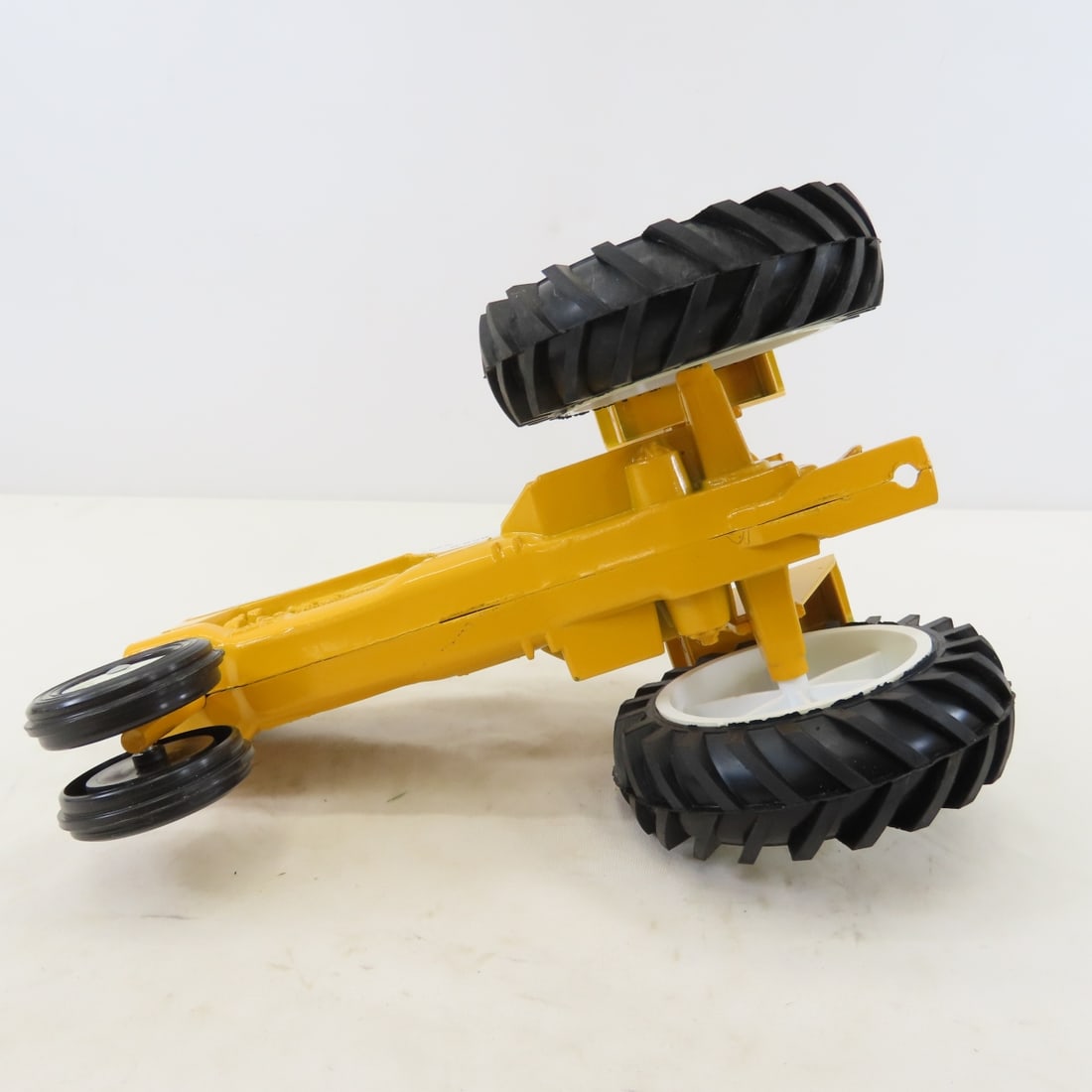 Scale Models Minneapolis Moline G 850 Tractor 1/16 - 10