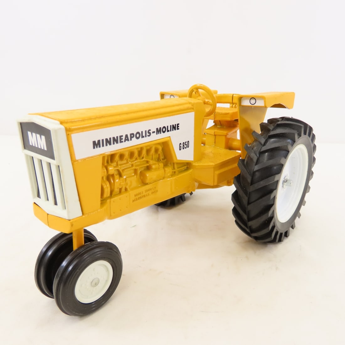 Scale Models Minneapolis Moline G 850 Tractor 1/16: Scale Models Minneapolis Moline G 850 Tractor 1/16 - LOT SIZE: 10x6x7" 3 LBS All information and photos, which are part of the description) are intended to be as accurate as possible, but errors are