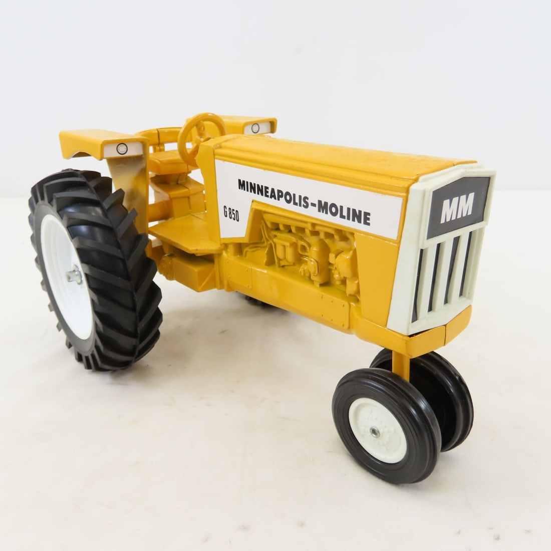 Scale Models Minneapolis Moline G 850 Tractor 1/16 - 7