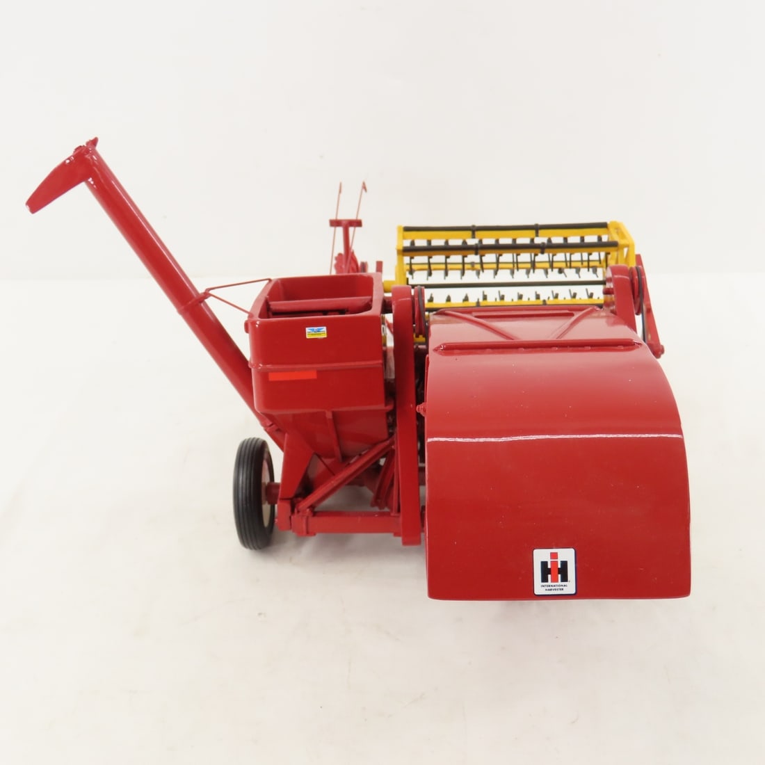 Custom IH No. 80 Pull-Type Combine - 5