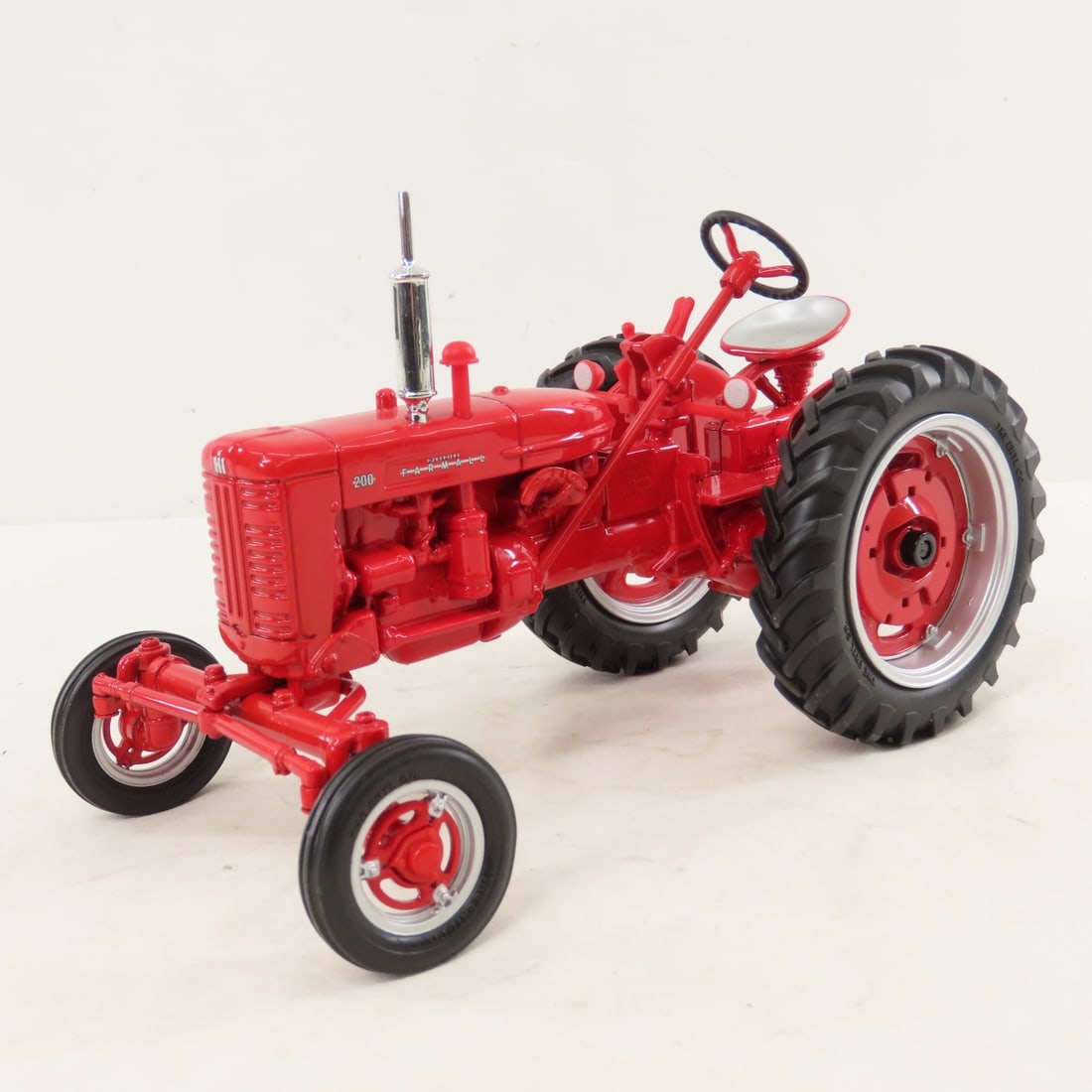 ERTL IH McCormick Farmall 200 Lafayette 2000 - 2