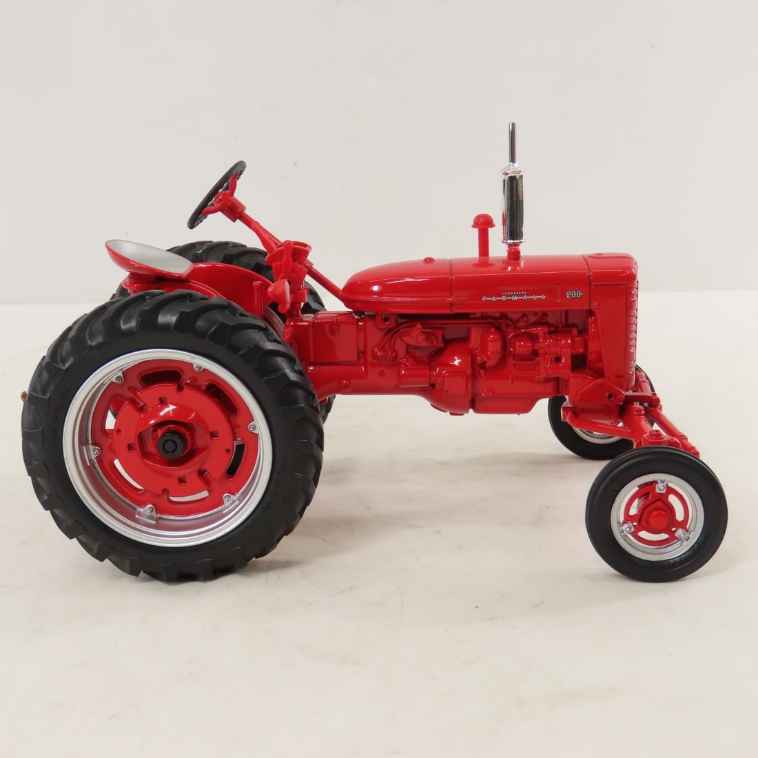 ERTL IH McCormick Farmall 200 Lafayette 2000 - 7