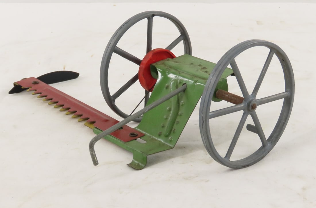 Mettoy Tinplate Mower: Mettoy Tinplate Mower - LOT SIZE: 9x4x6" 1 LB All information and photos, which are part of the description) are intended to be as accurate as possible, but errors are possible. No item may be