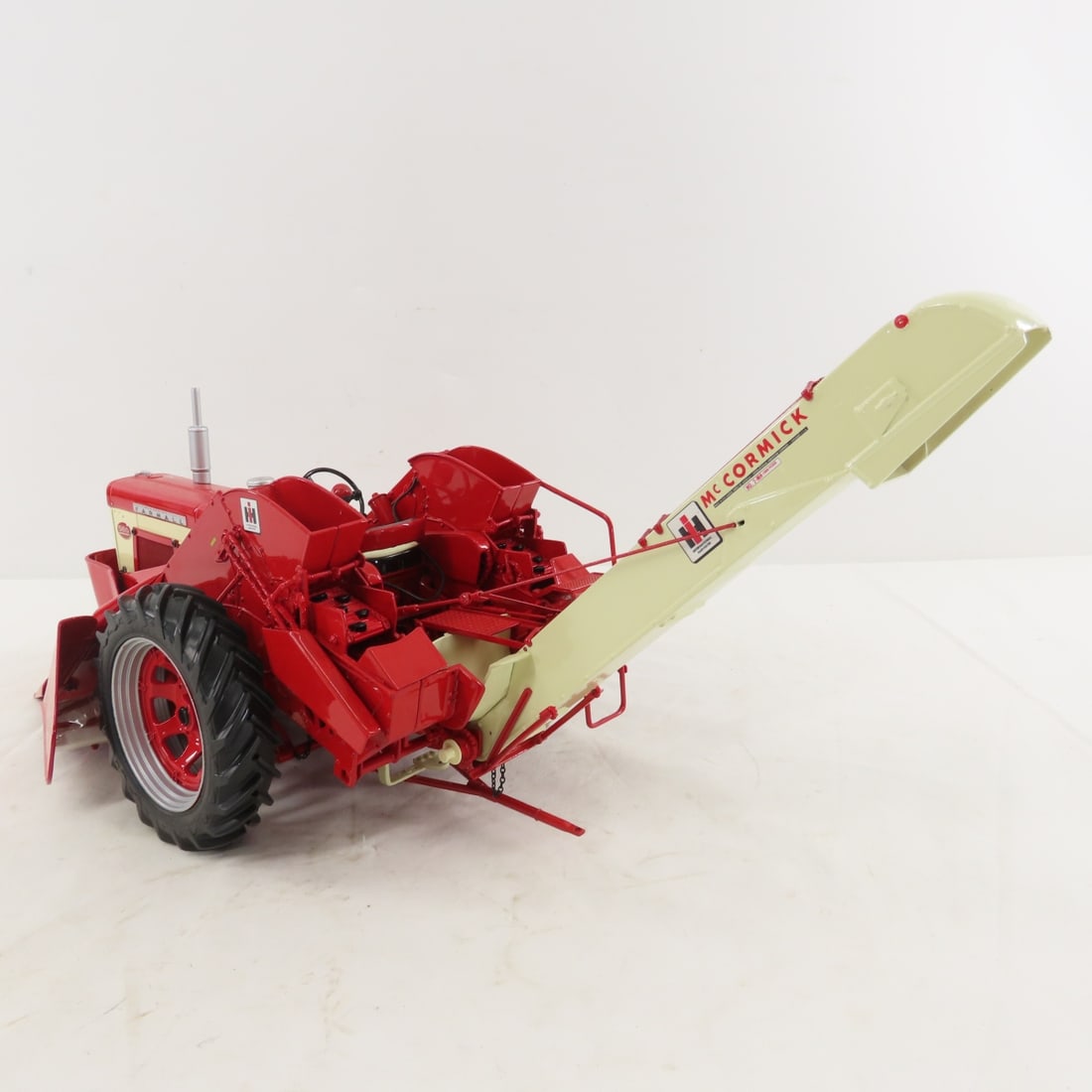 ERTL Precision IH Farmall 560 w/ IH Corn Picker - 3