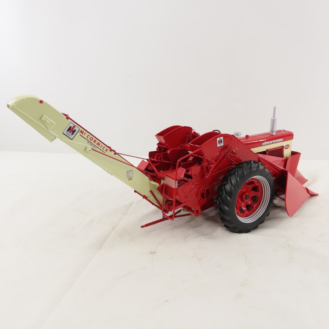 ERTL Precision IH Farmall 560 w/ IH Corn Picker - 5