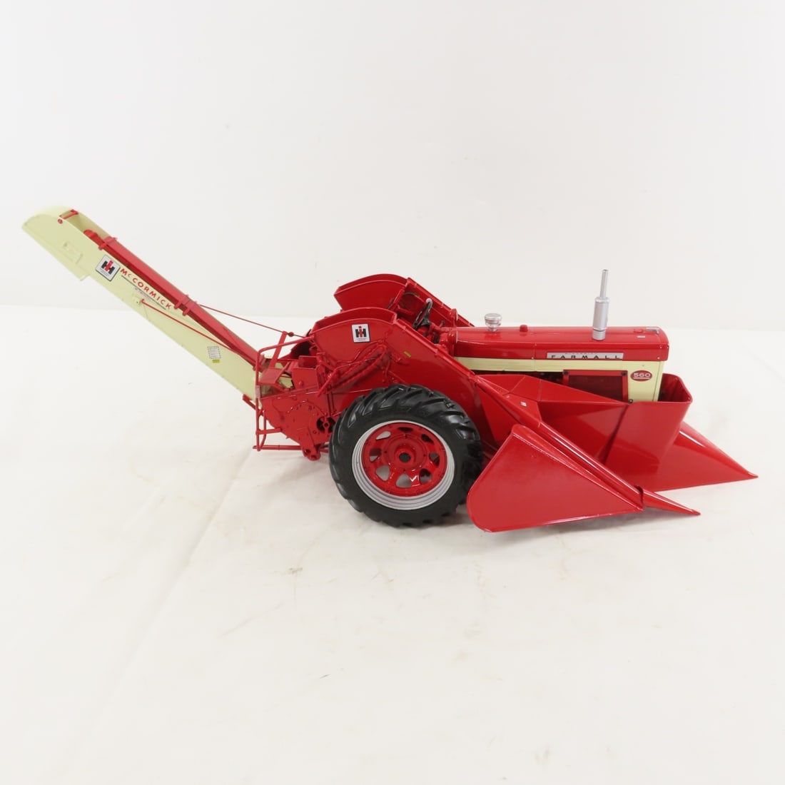 ERTL Precision IH Farmall 560 w/ IH Corn Picker - 6