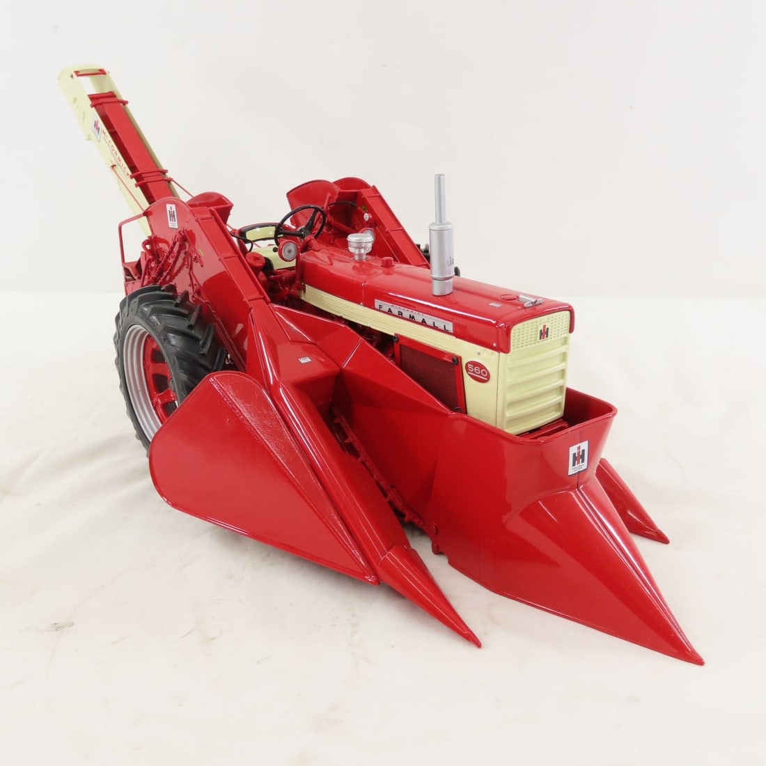 ERTL Precision IH Farmall 560 w/ IH Corn Picker - 7