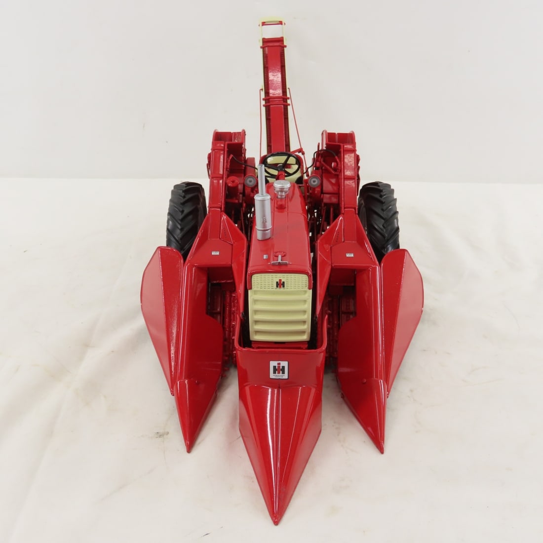 ERTL Precision IH Farmall 560 w/ IH Corn Picker - 8