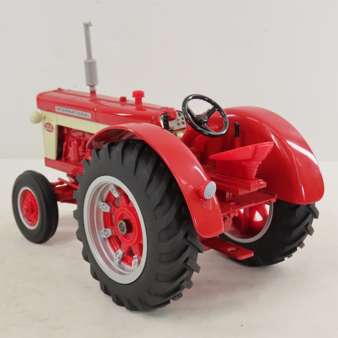 ERTL International 560 WF Tractor - 3