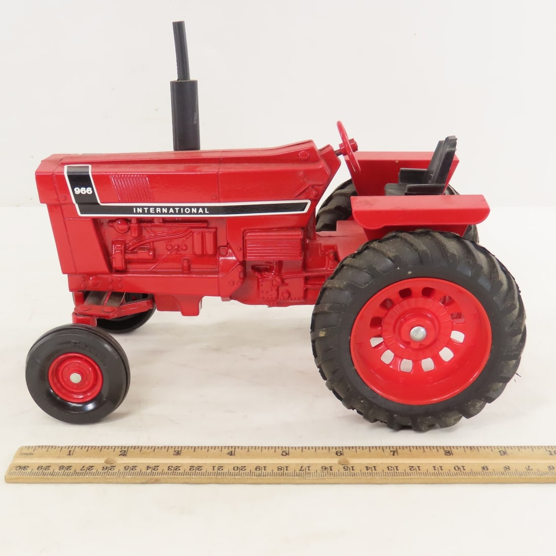 ERTL International 966 WF Tractor - 2