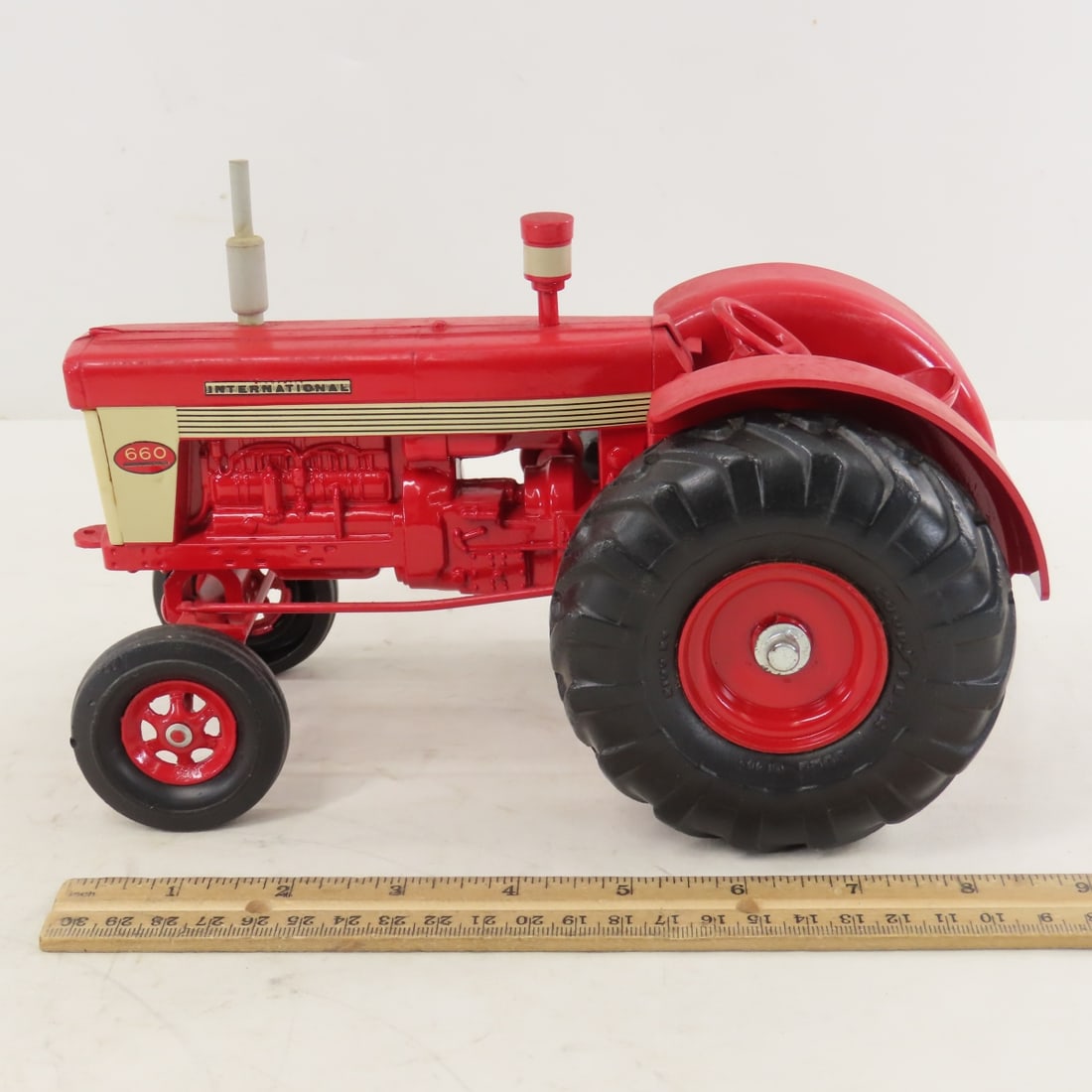 ERTL McCormick International 660 WF Tractor - 2