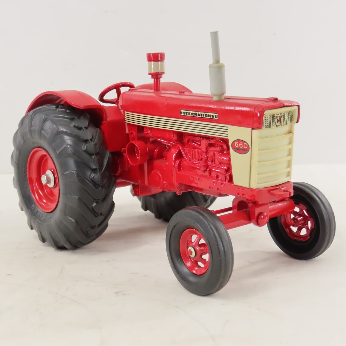 ERTL McCormick International 660 WF Tractor - 7