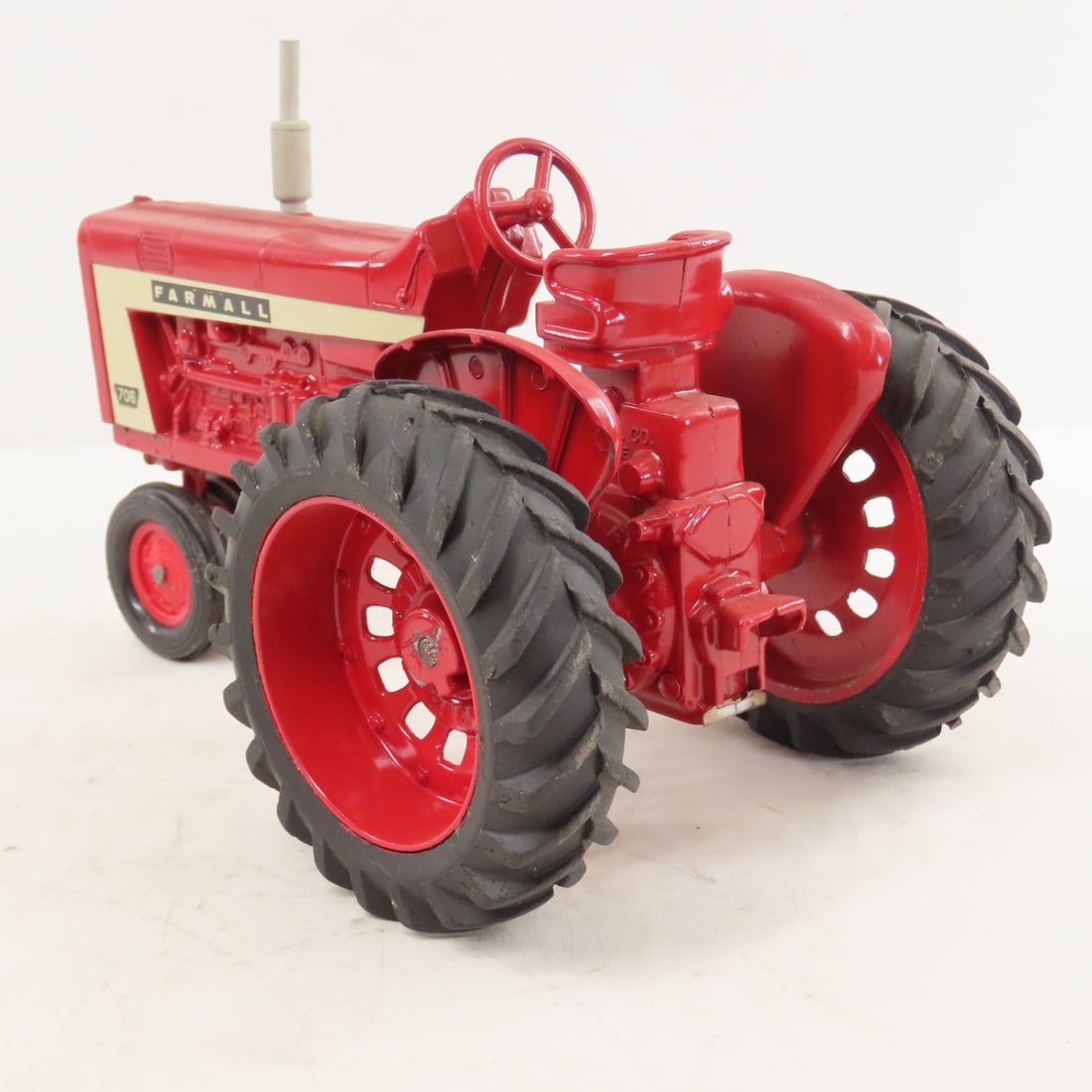 ERTL Farmall 706 NF Tractor - 3