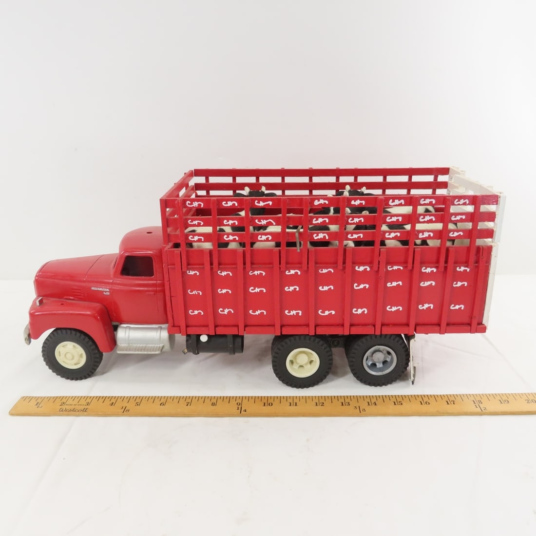 Cottonwood Acres Int'l R-190 Livestock Truck - 2