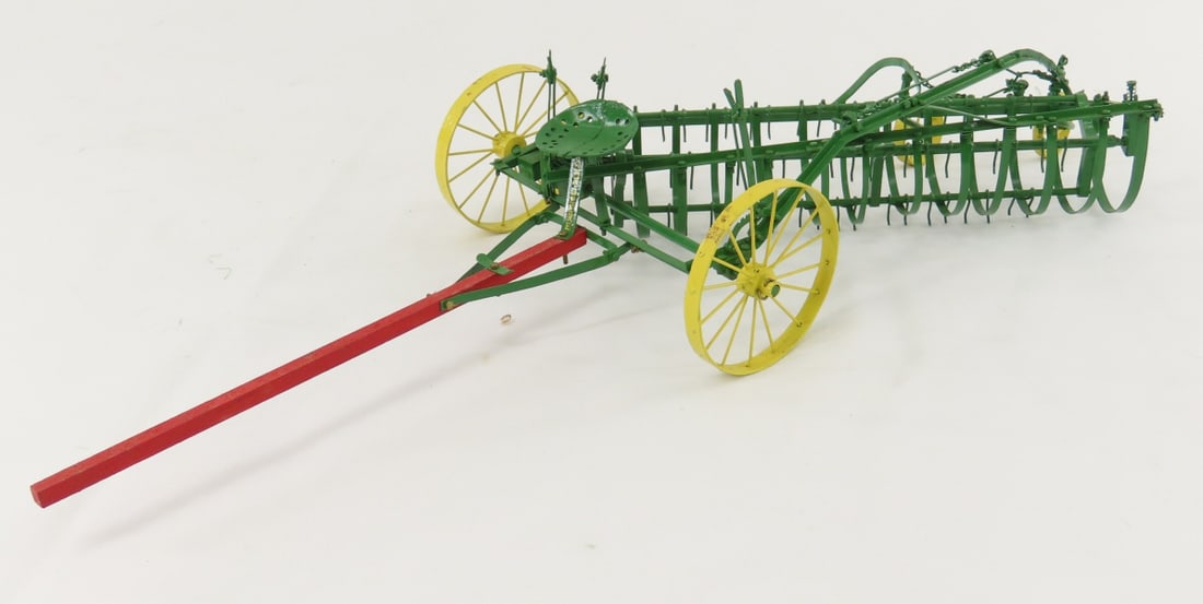 Scratch Built John Deere Riding Side-Delivery Rake: Scratch Built John Deere Riding Side-Delivery Rake - wood tongue, the rest is metal, 1/16 scale. LOT SIZE: 15x9x4" 1 LB All information and photos, which are part of the description, are intended to