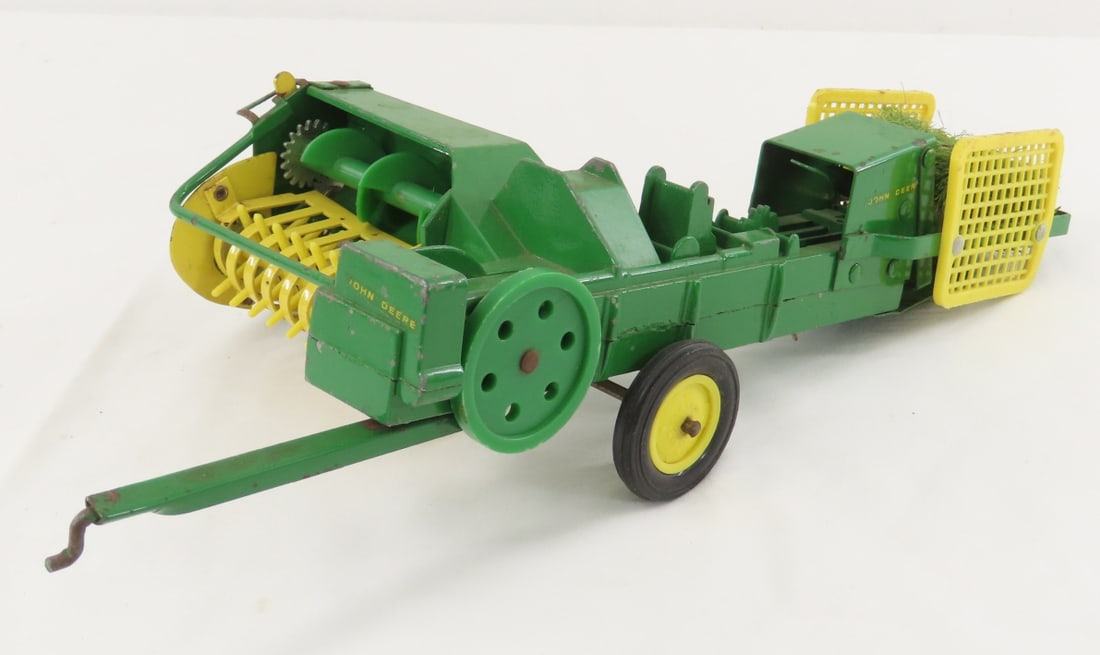 Vintage ERTL John Deere Square Hay Baler: Vintage ERTL John Deere Square Hay Baler - with 1 bale, 1/16 diecast, LOT SIZE: 11x7x5" 1 LB All information and photos, which are part of the description, are intended to be as accurate as possible,