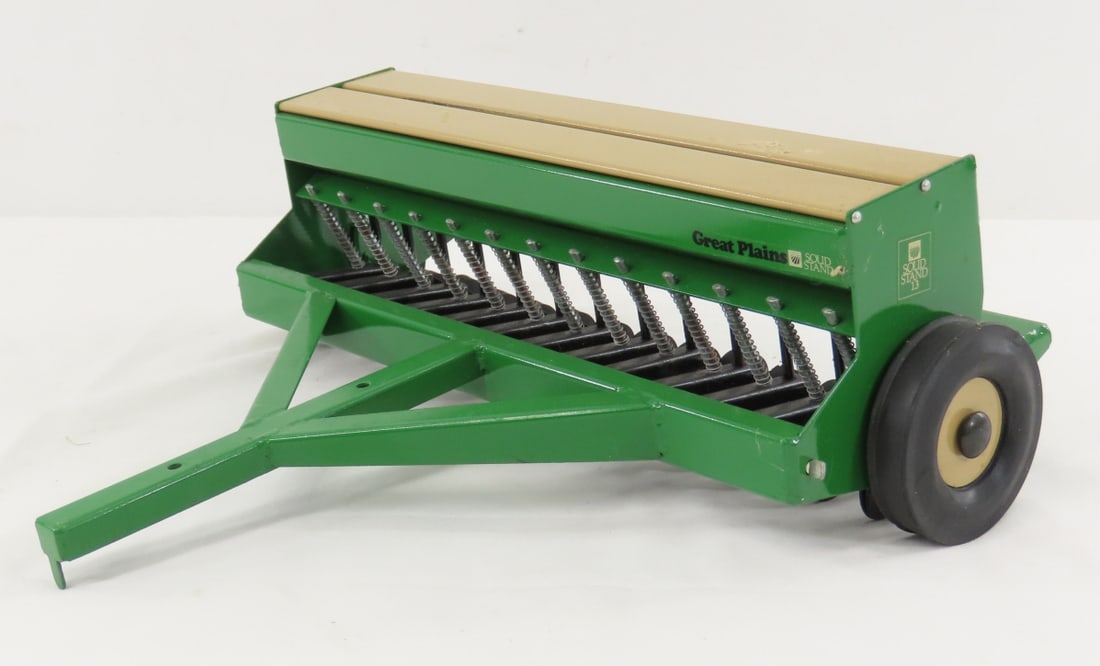 Great Plains Solid Stand 13 End Wheel Drill: Great Plains Solid Stand 13 End Wheel Drill - most likely by Scale Models, unmarked. 1/16 diecast, LOT SIZE: 12x10x4" 3 LBS All information and photos, which are part of the description, are intended