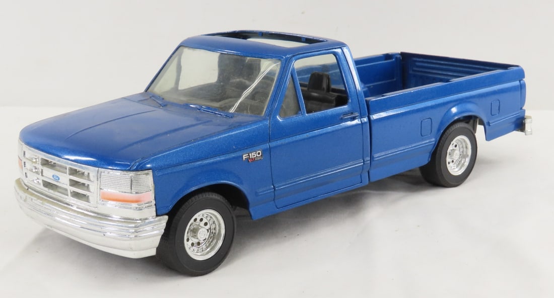 ERTL Ford F-150 Blue Pickup Truck 1/16 Diecast: ERTL Ford F-150 Blue Pickup Truck 1/16 Diecast - LOT SIZE: 13x5x4" 3 LBS All information and photos, which are part of the description, are intended to be as accurate as possible, but errors are possi