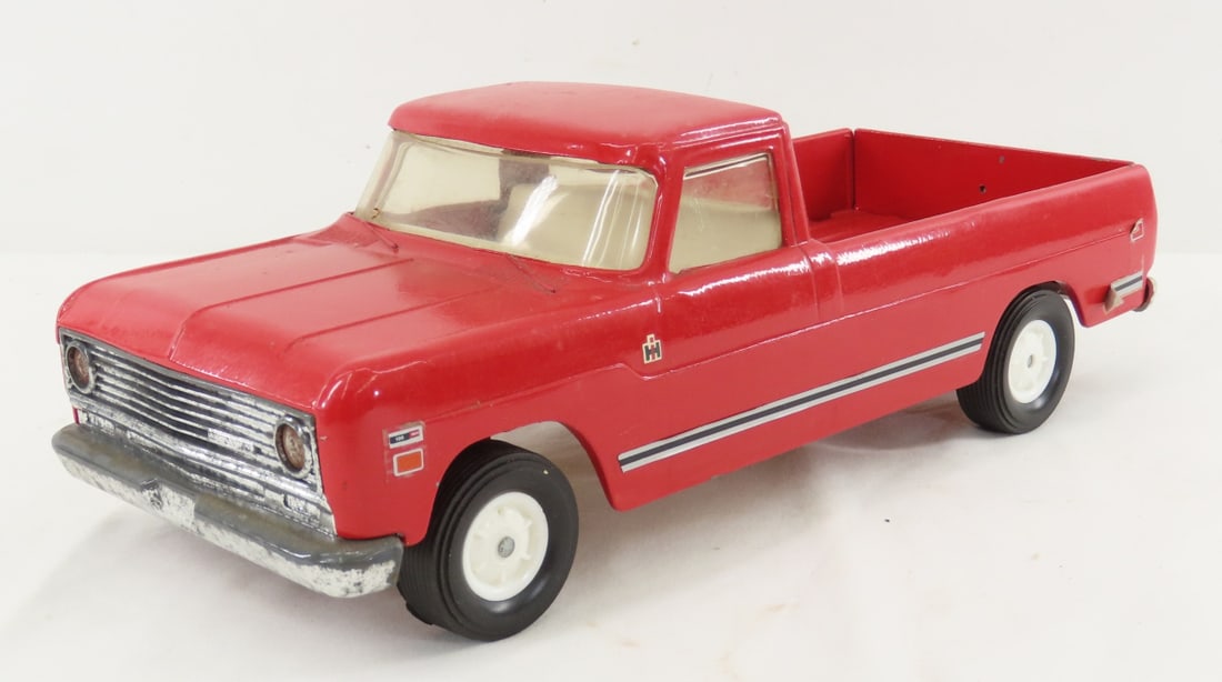 ERTL International 100 BGHT Pickup Truck: ERTL International 100 BGHT Pickup Truck - stamped 1694 on bottom, 1/16 diecast, LOT SIZE: 12x5x8" 2 LBS All information and photos, which are part of the description, are intended to be as accurate