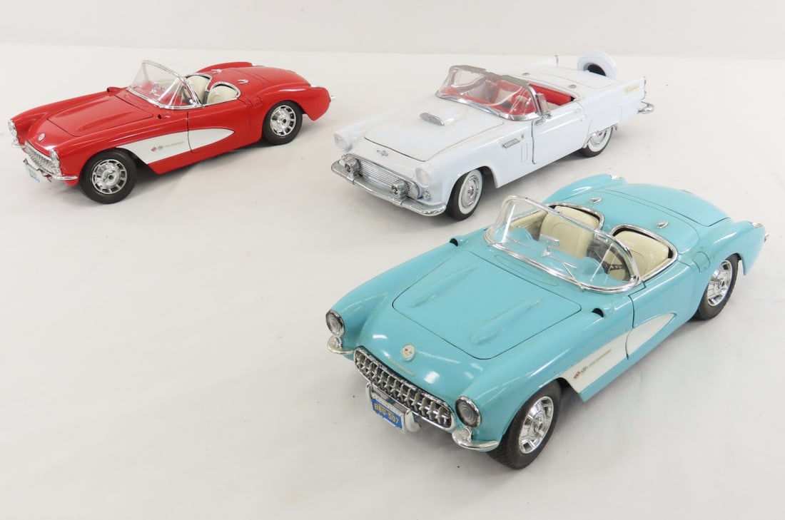 Testors '56 T-Bird & 2 Burago '57 Chev Corvettes: Testors '56 T-Bird & 2 Burago '57 Chev Corvettes - 1/18 diecast, LOT SIZE: 15x11x3" 4 LBS All information and photos, which are part of the description, are intended to be as accurate as possible,