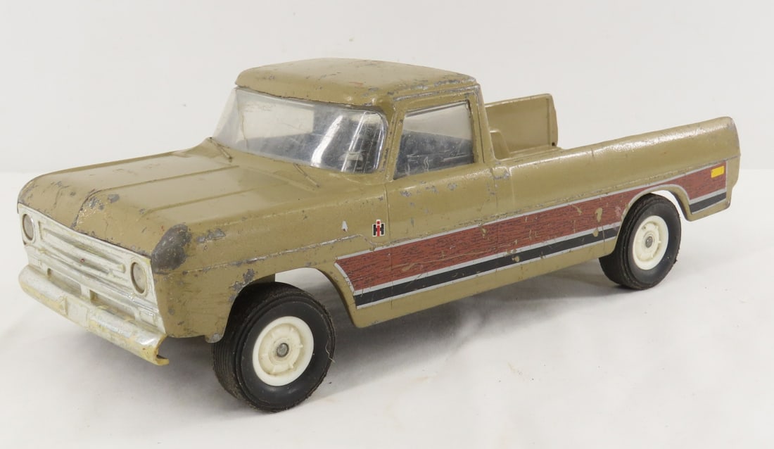 ERTL International Harvester 1000 Pickup Truck: ERTL International Harvester 1000 Pickup Truck - missing tail gate and cracked windshield, LOT SIZE: 12x5x4" 2 LBS All information and photos, which are part of the description, are intended to be as
