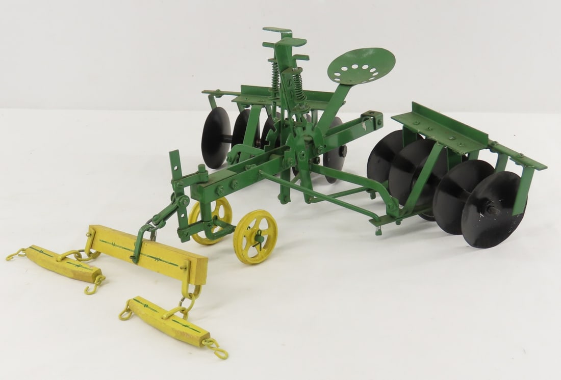 Scratch Built John Deere Horse Drawn Disc Harrow: Scratch Built John Deere Horse Drawn Disc Harrow - unsigned. LOT SIZE:15x12x7" 2 LBS All information and photos, which are part of the description, are intended to be as accurate as possible, but