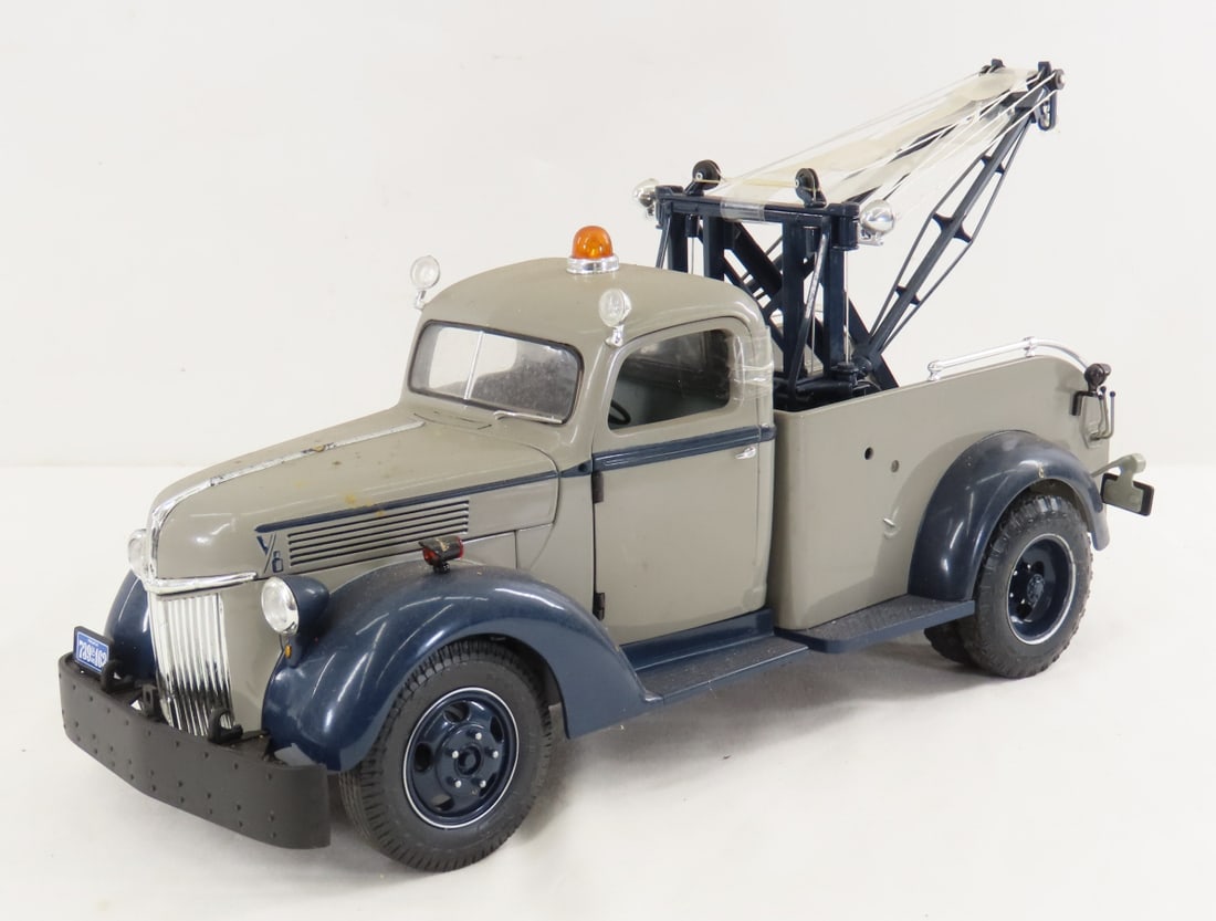 Highway 61 Ford 1941 Holmes Wrecker Tow Truck: Highway 61 Ford 1941 Holmes Wrecker Tow Truck - 1/16 diecast, LOT SIZE: 14x6x7" 4 LBS All information and photos, which are part of the description, are intended to be as accurate as possible, but err