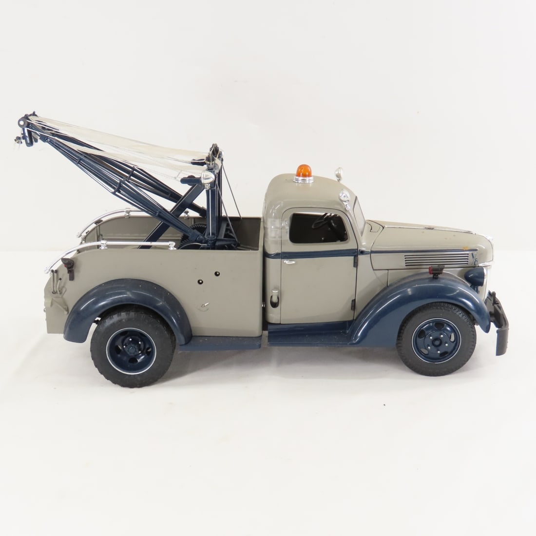 Highway 61 Ford 1941 Holmes Wrecker Tow Truck - 6