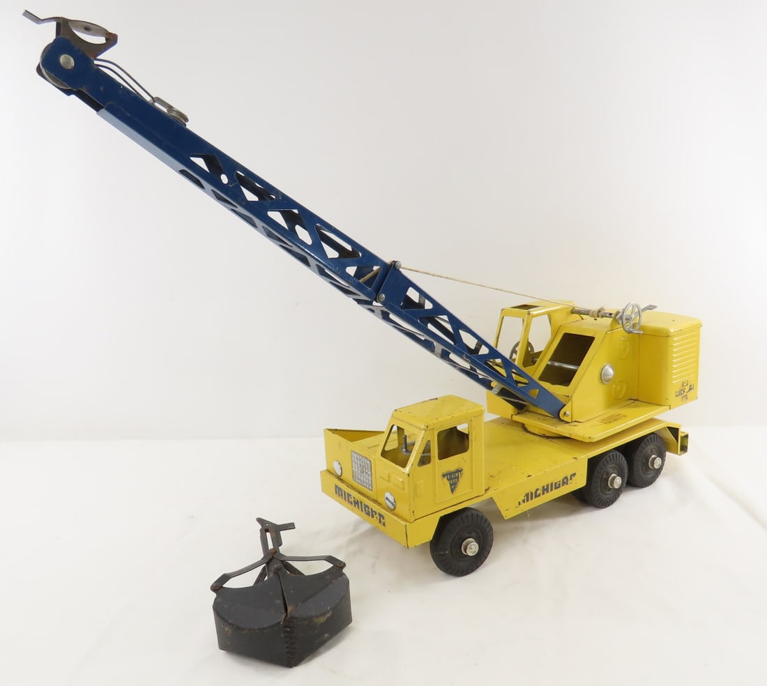 Nylint Clark Michigan Model T-24 Clamshell Crane: Nylint Clark Michigan Model T-24 Clamshell Crane - clamshell bucket not attached, LOT SIZE: 18x8x9" 9 LBS All information and photos, which are part of the description, are intended to be as accurate 