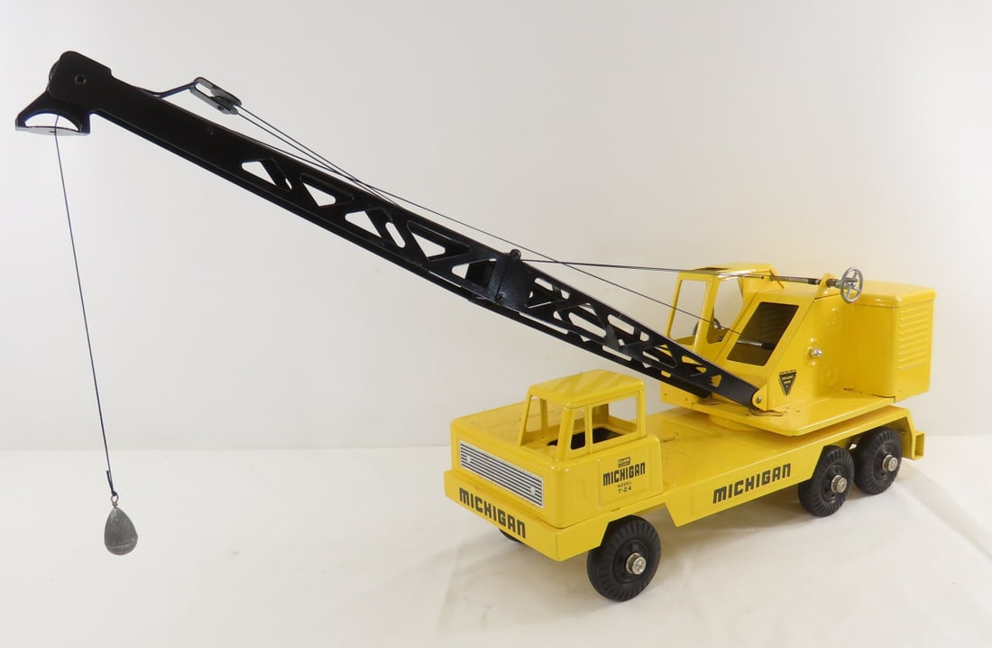 Nylint Clark Michigan Model T-24 Crane- Repainted: Nylint Clark Michigan Model T-24 Crane- Repainted - LOT SIZE: 18x8x9" 7 LBS All information and photos, which are part of the description, are intended to be as accurate as possible, but errors are