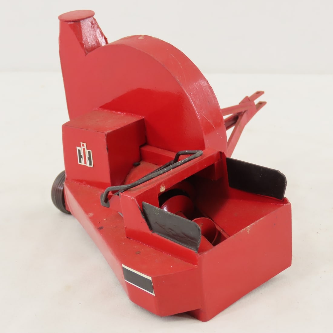 ERTL International Harvester Silage/Forage Blower: ERTL International Harvester Silage/Forage Blower - 1/16 scale, LOT SIZE: 6x7x5" 1 LB All information and photos, which are part of the description, are intended to be as accurate as possible, but