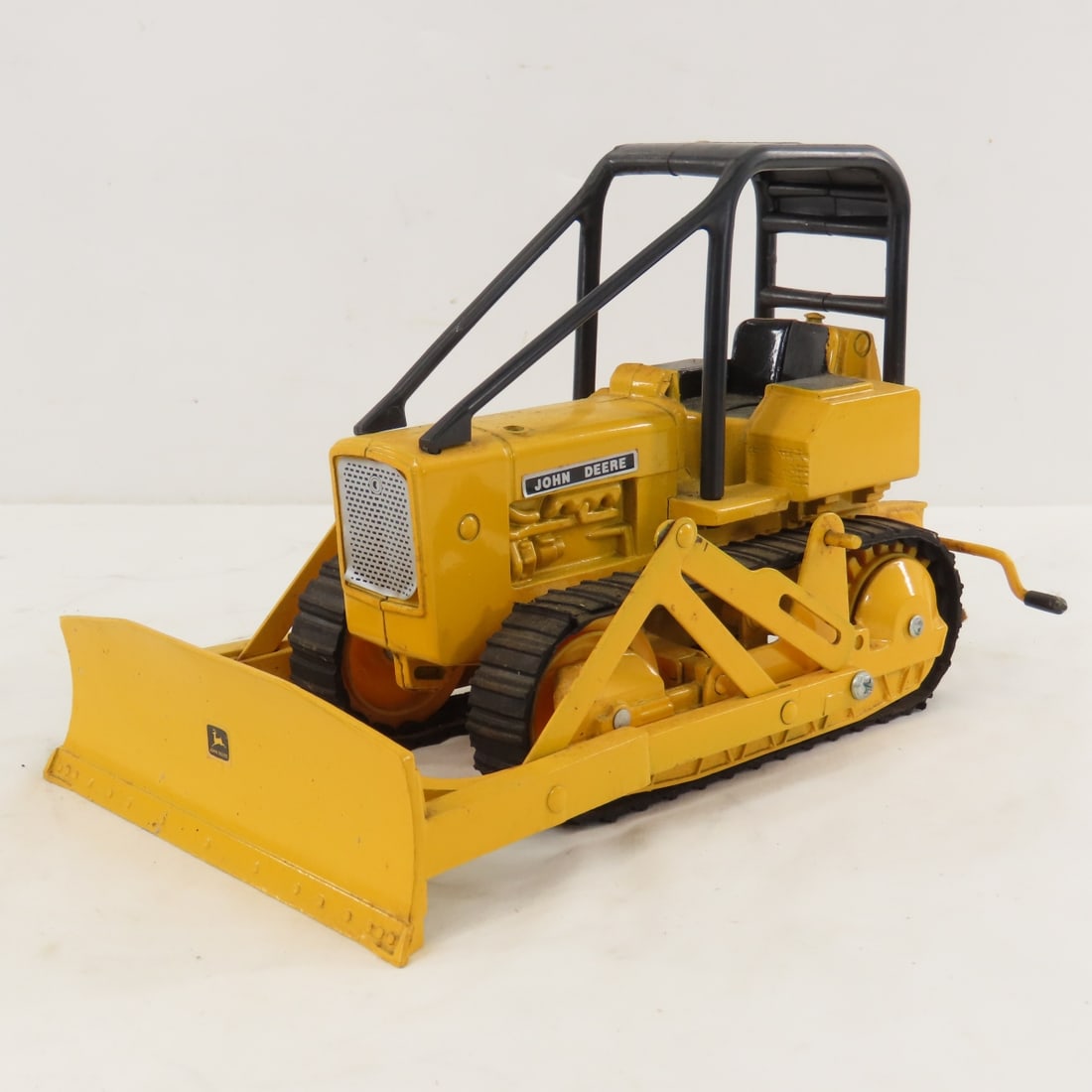 ERTL J Deere 450 Industrial Crawler Dozer w/ROPS: ERTL J Deere 450 Industrial Crawler Dozer w/ROPS - 1/16 diecast, LOT SIZE: 10x6x7" 2 LBS All information and photos, which are part of the description, are intended to be as accurate as possible, but 