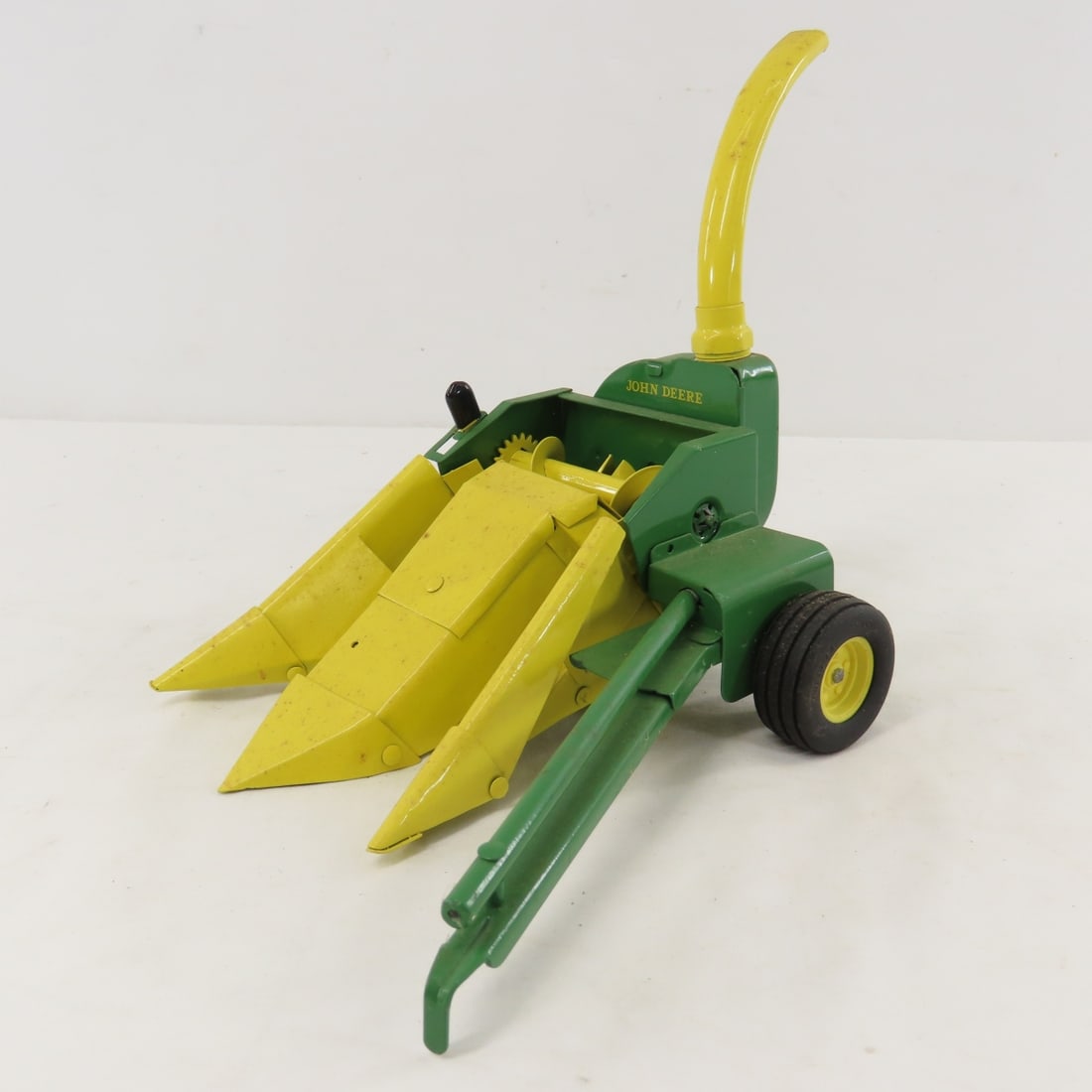 Custom John Deere Forage Harvester: Custom John Deere Forage Harvester - 1/16 scale metal, LOT SIZE: 12x9x9" 1.5 LBS All information and photos, which are part of the description, are intended to be as accurate as possible, but errors a