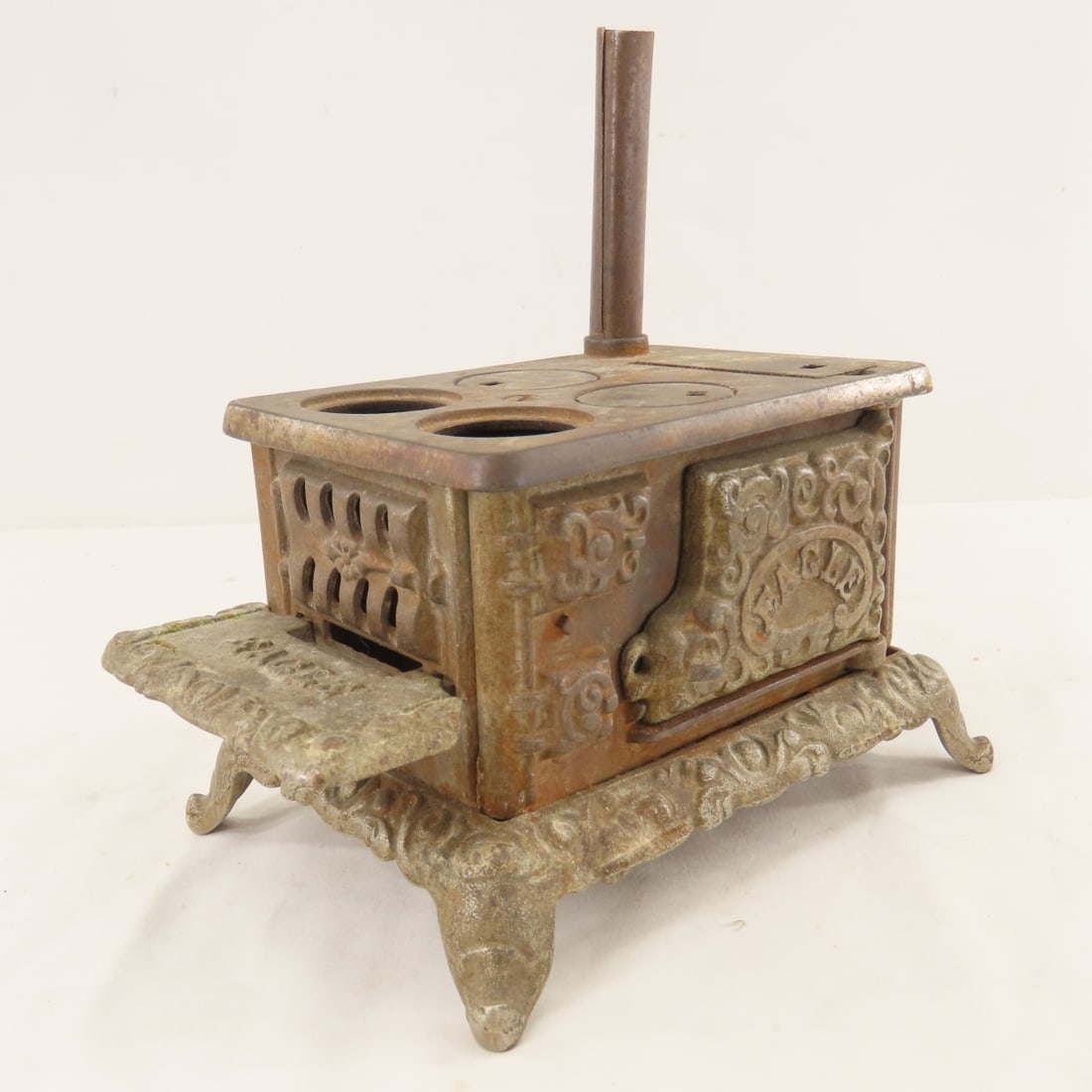 Eagle Cast Iron Toy Stove- Incomplete: Eagle Cast Iron Toy Stove- Incomplete - LOT SIZE: 8x5x5" 4 LBS All information and photos, which are part of the description, are intended to be as accurate as possible, but errors are possible. No