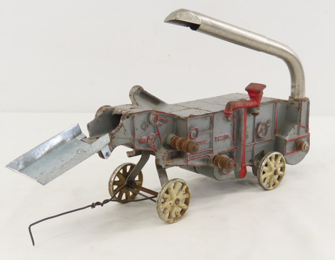 Antique Arcade 451 Cast Iron Thresher: Antique Arcade 451 Cast Iron Thresher - LOT SIZE: 12x4x7" 4 LBS All information and photos, which are part of the description, are intended to be as accurate as possible, but errors are possible. No i