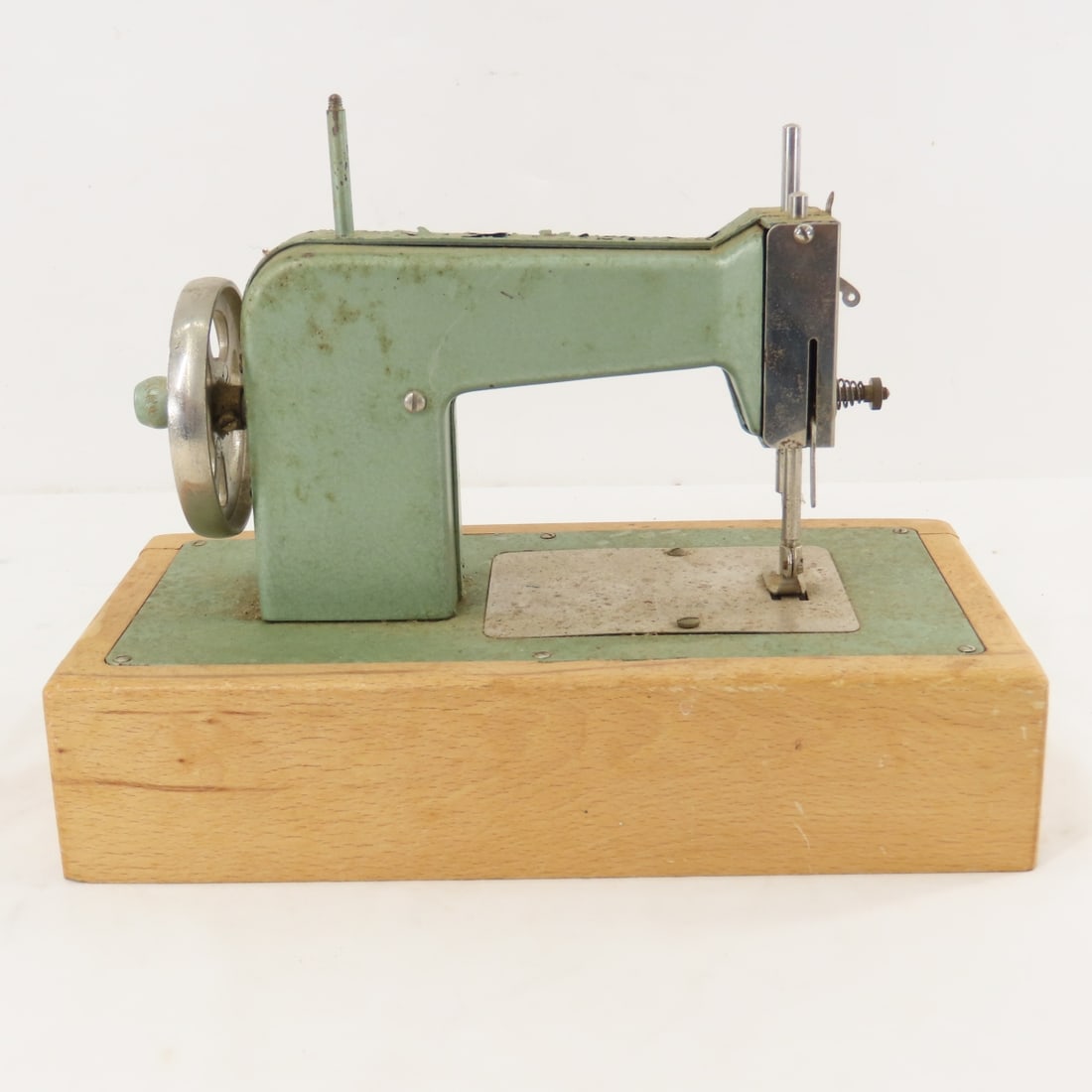 White Child's Sewing Machine - 6