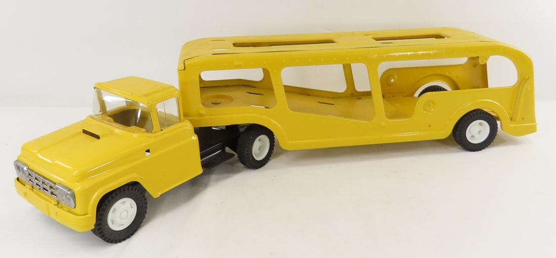 Repainted Vintage Buddy L Car Carrier: Repainted Vintage Buddy L Car Carrier - cab and trailer do not come apart. 1/18 diecast, LOT SIZE: 26x6x7" 6 LBS All information and photos, which are part of the description, are intended to be as ac