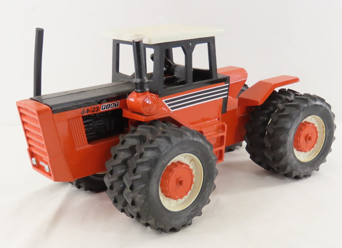 Versatile Fiat 44-23 4WD Duals Articulated Tractor: Versatile Fiat 44-23 4WD Duals Articulated Tractor - 1/16 cast metal, LOT SIZE: 15x9x9" 7 LBS All information and photos, which are part of the description, are intended to be as accurate as possible,