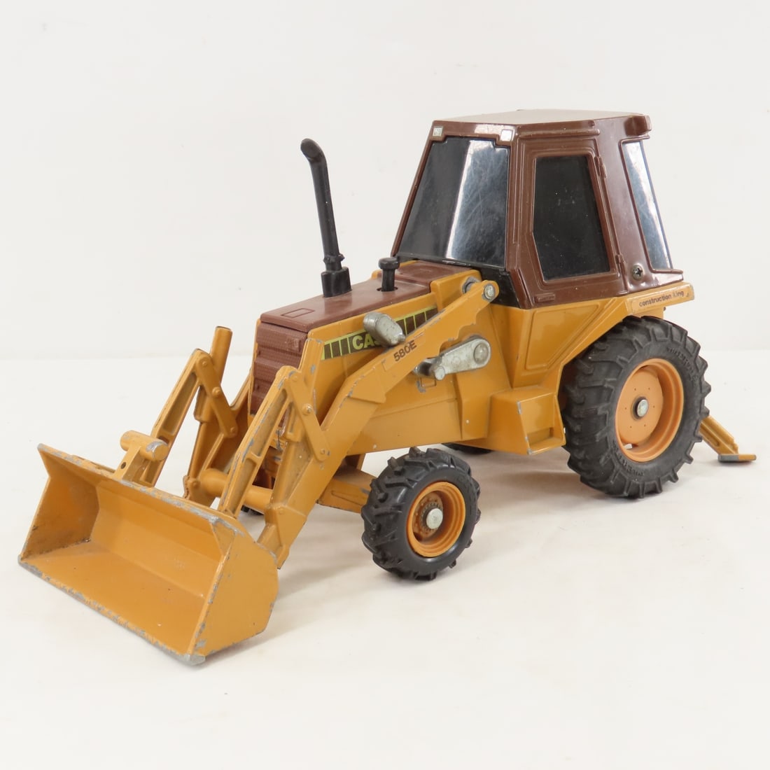 ERTL Case 580E Construction King Front Loader: ERTL Case 580E Construction King Front Loader - 1 stabilizer is broken, no bucket arm, 1/16 diecast, LOT SIZE: 12x6x7" 3 LBS All information and photos, which are part of the description, are