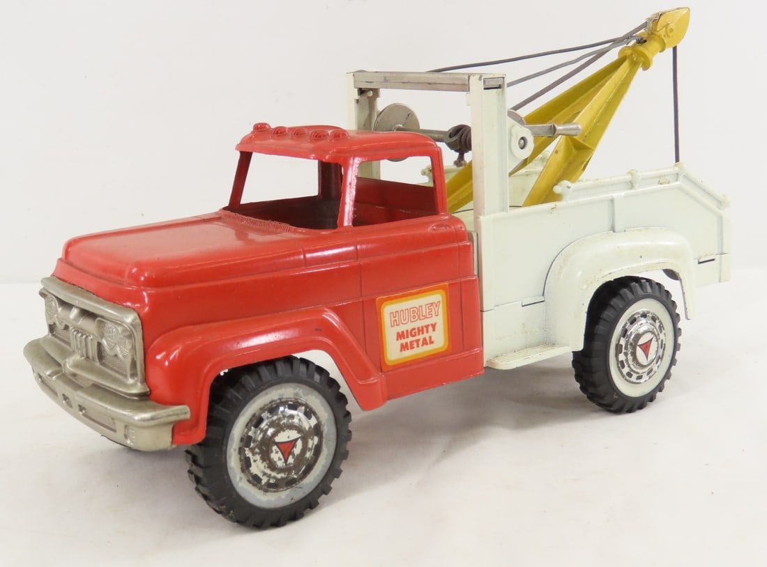 Vintage Hubley Mighty Metal Tow Truck: Vintage Hubley Mighty Metal Tow Truck - LOT SIZE: 12x5x7" 3 LBS All information and photos, which are part of the description, are intended to be as accurate as possible, but errors are possible. No