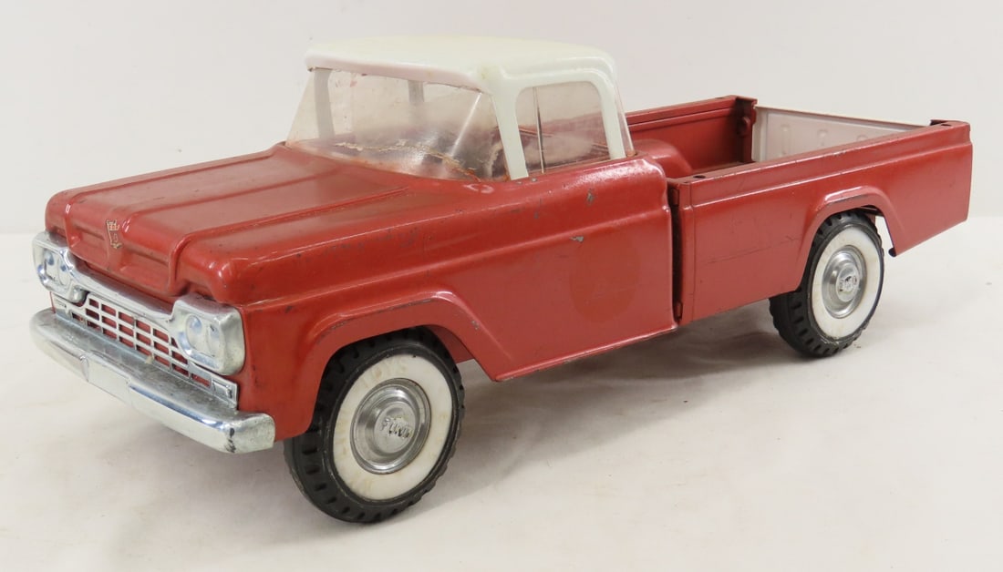 Vintage Nylint Ford Pick-Up Truck: Vintage Nylint Ford Pick-Up Truck - cracked windshield, 1/18 diecast, LOT SIZE: 13x5x5" 2 LBS All information and photos, which are part of the description, are intended to be as accurate as