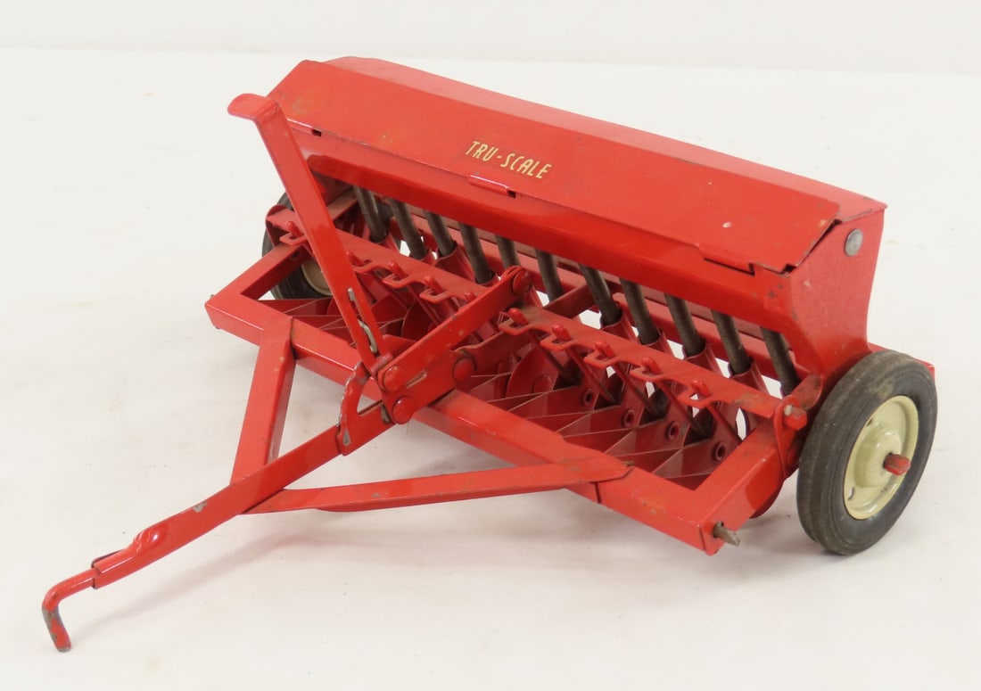 1950s Carter Tru-Scale Grain Drill Planter: 1950s Carter Tru-Scale Grain Drill Planter - 1/16 pressed metal, LOT SIZE: 7x8x4" 1 LB All information and photos, which are part of the description, are intended to be as accurate as possible, but