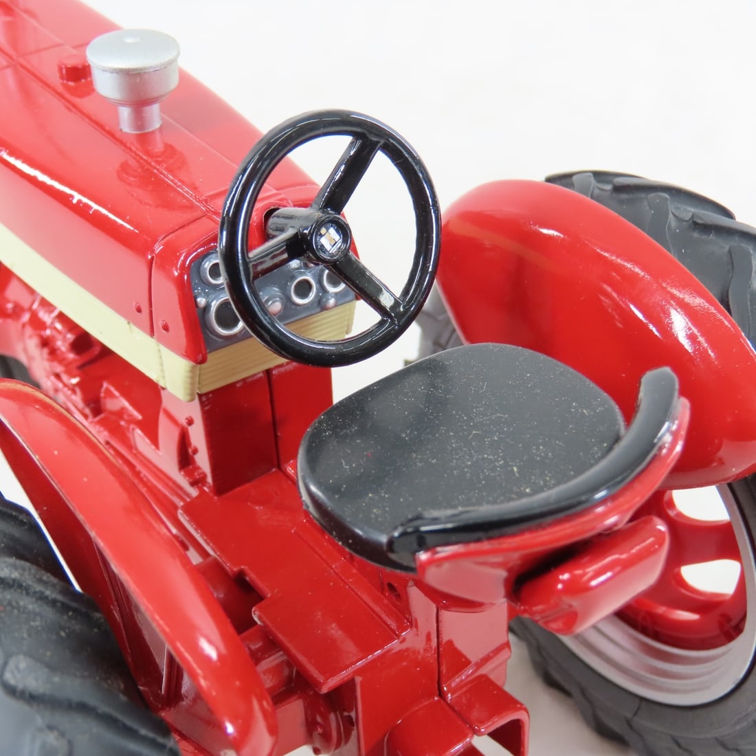 ERTL Farmall 460 CNH America Tractor - 15
