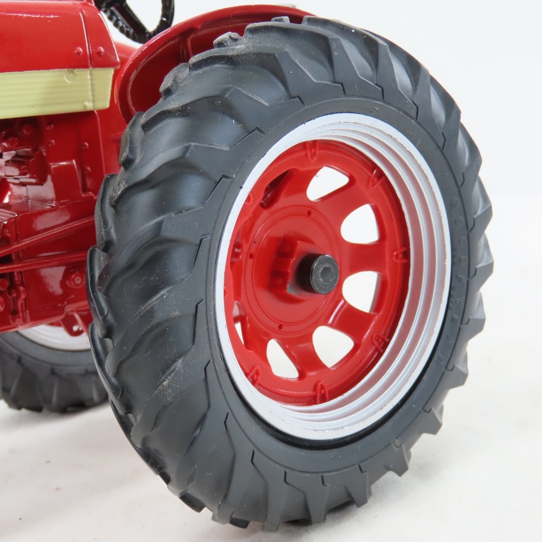 ERTL Farmall 460 CNH America Tractor - 16