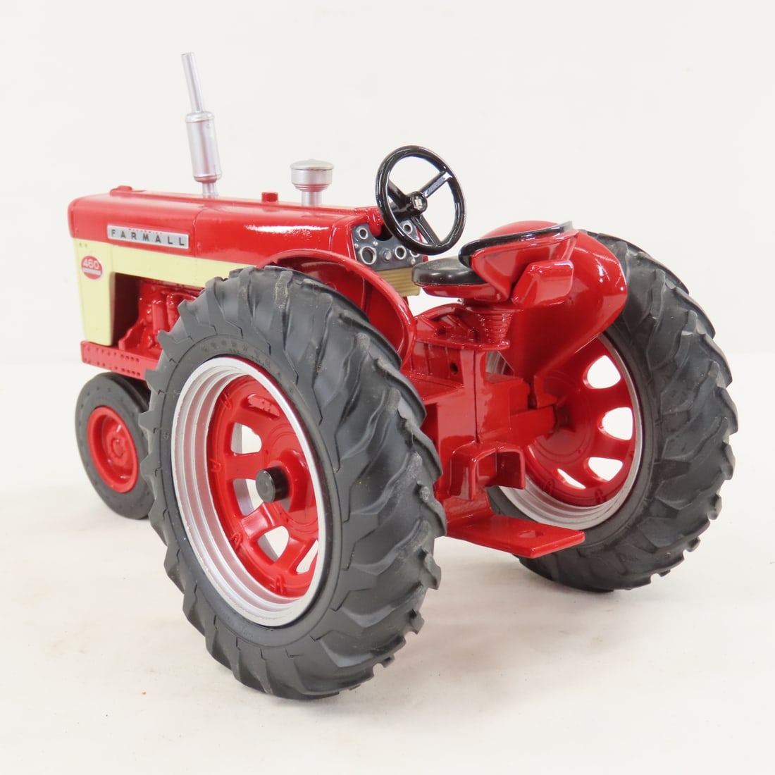 ERTL Farmall 460 CNH America Tractor - 3