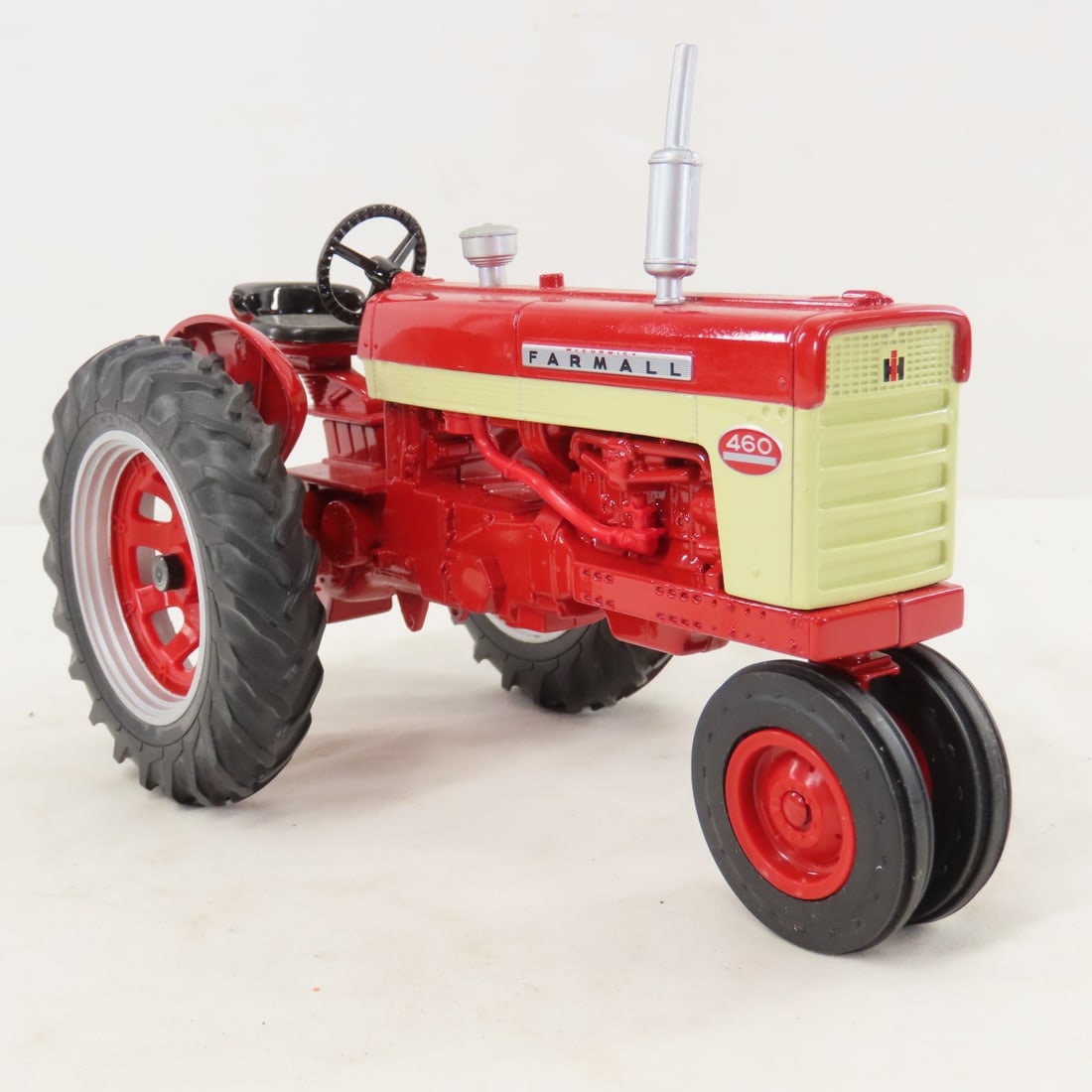ERTL Farmall 460 CNH America Tractor - 7