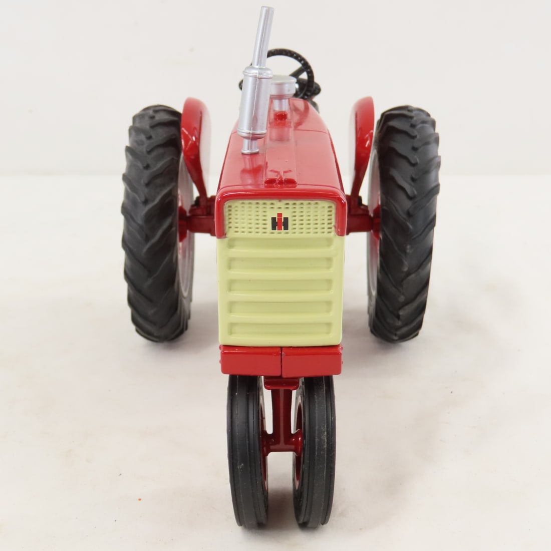 ERTL Farmall 460 CNH America Tractor - 8
